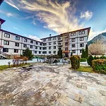 Silver Hills & With Free Parking