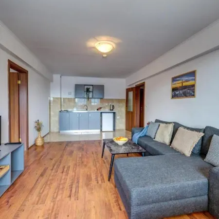 Hotel Silver Hills & With Free Parking 3*