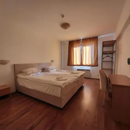 Хотел Silver Hills & With Free Parking 3*