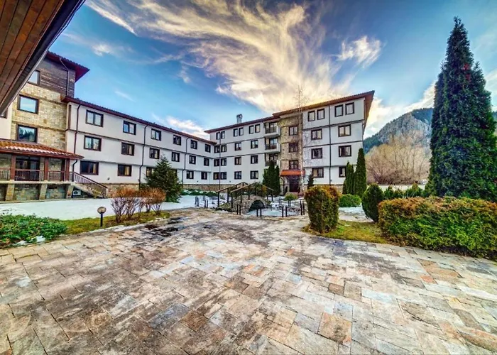 Silver Hills & With Free Parking